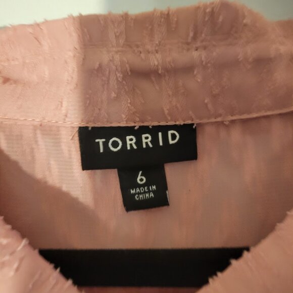 Torrid Long Sleeved Button Down Blouse Chevron Pattern 6x Plus - Picture 7 of 8